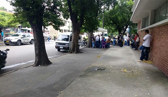 El ladrón huyó del lugar. Andrés González