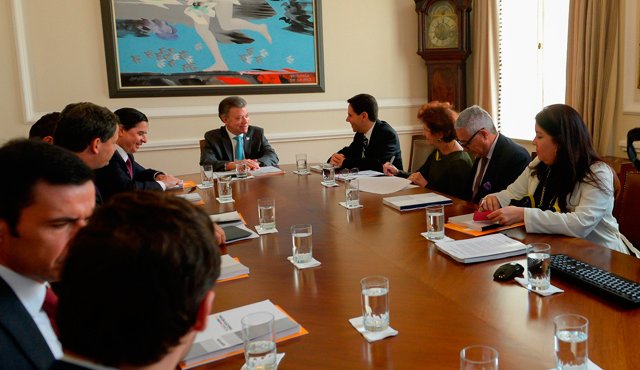 Los integrantes de la Misión Especial Electoral se reunieron ayer con el presidente Juan Manuel Santos, para entregarle el informe final que contiene las propuestas para la reforma electoral y política. Colprensa