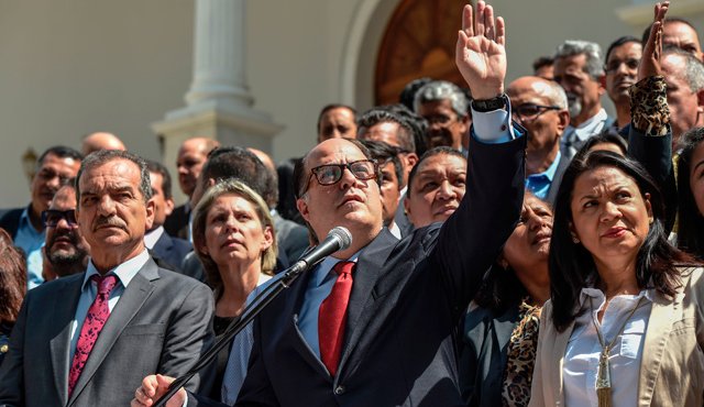 El jefe del Legislativo, Julio Borges, pidió a la Fuerza Armada, aliada clave de Maduro con enorme poder político y económico, a ser leal a la Constitución y a dejar marchar pacíficamente. AFP