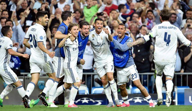 La victoria metió al equipo blanco en la siguiente fase de la Champions por séptima vez consecutiva. AFP