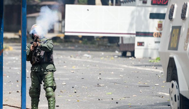 Las marchas de este miércoles de los adversarios de Maduro fueron disueltas a punta de bombas lacrimógenas y no pudieron llegar a su meta: el centro de Caracas. AFP