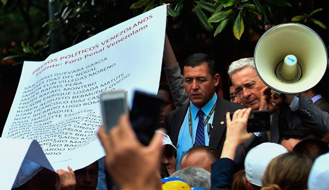 En Bogotá se desarrolló una concentración en apoyo a la lucha del pueblo venezolano, según los organizadores de la actividad. AFP