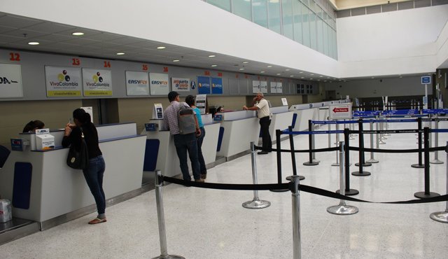 La disminución de la frecuencia de vuelos fue originada por el retiro de las aerolíneas Copa, VivaColombia y Satena. Archivo