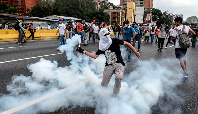 Estados Unidos y el secretario general de la OEA, Luis Almagro, quien tilda a Maduro de “dictador”, han lanzado duras advertencias al gobierno chavista, al que acusan de “represor”. AFP