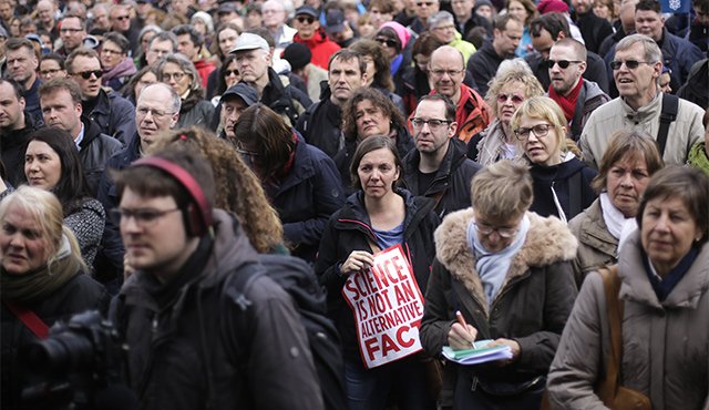 En Berlín, miles de personas marcharon desde una de las universidades de la ciudad hasta la emblemática Puerta de Brandemburgo. AP