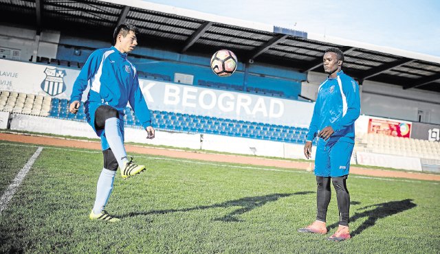 Ante la imposibilidad de ser vistos por los empresarios para jugar en las mejores ligas europeas, los jugadores africanos y asiáticos buscan como alternativa el fútbol de serbia. AFP