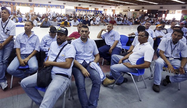 Recientemente el gobierno de Nicolás Maduro hizo la expropiación de una fábrica de General Motors. AP