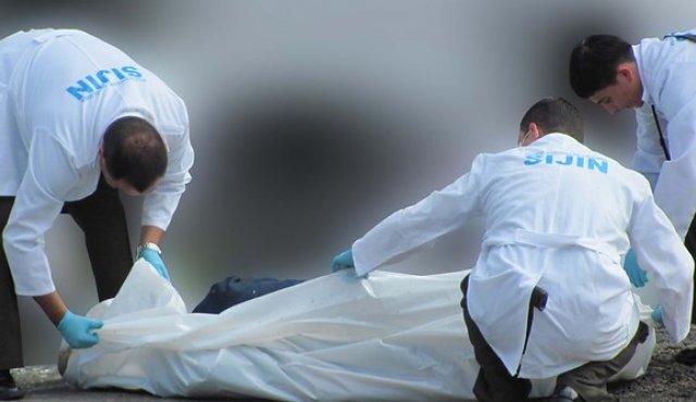 Medicina Legal hace levantamiento del cadáver. Archivo