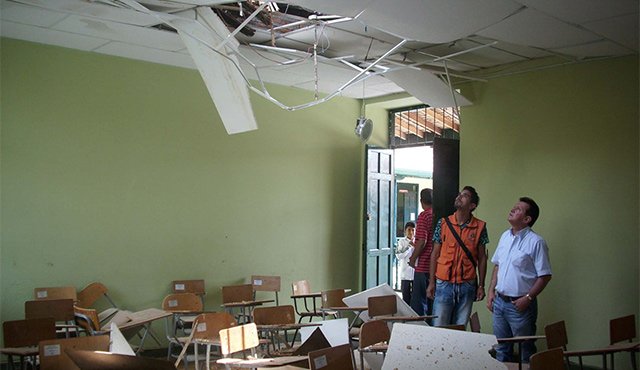 El fin de semana se desplomó este techo en el colegio José Eusebio Caro de Ocaña. Se requiere de intervención inmediata para evitar que colapsen otras cubiertas. Javier Sarabia