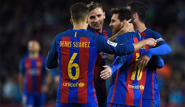 La victoria de los azulgranas, que jugaron con varios suplentes, les permite ponerse provisionalmente líderes en solitario de la Liga. AFP
