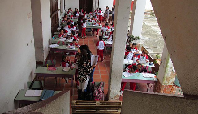 La mayoría de los niños está recibiendo las clases en los pasillos de la institución. Solo podrán retornar a sus salones habituales cuando sean intervenidos los techos y las paredes. Roberto Ospino