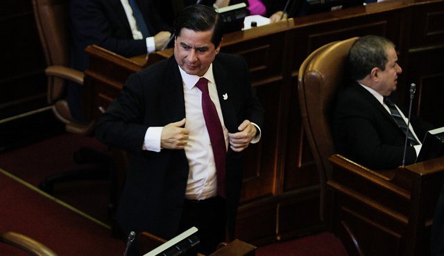 En medio del debate el ministro del Interior, Juan Fernando Cristo, llamó varias veces a los congresistas a que votaran la iniciativa. Colprensa