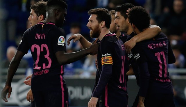 El jugador uruguayo acabó con su sequía después de cinco partidos sin marcar. El Barcelona está empatado con el Real en el primer lugar con 81 puntos. AFP
