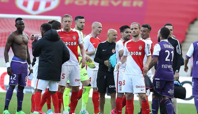 Mónaco sigue de líder provisional en Francia. AFP