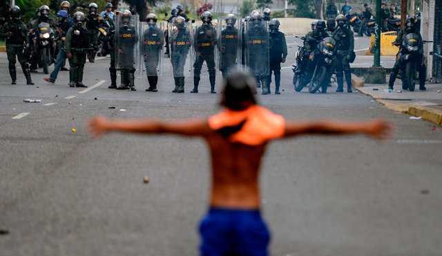 "Todos sabemos acerca de la difícil situación de Venezuela, un país que quiero mucho", dijo el papa. AFP