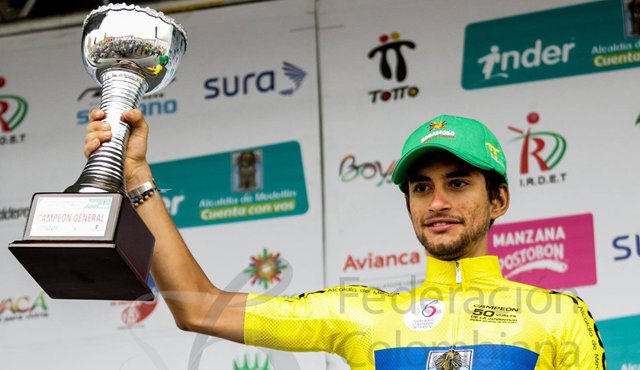 El santandereano Sergio Andrés Jiménez levanta el trofeo que lo acredita como el nuevo campeón de la Vuelta de la Juventud 2017. Cortesía