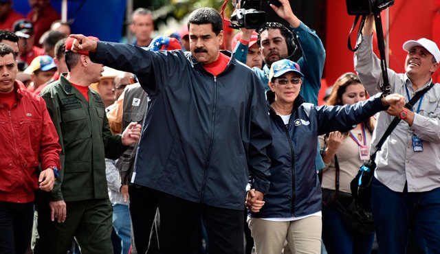 Maduro se pronunció ante miles de seguidores congregados en el centro de Caracas por el Día del Trabajador. AFP