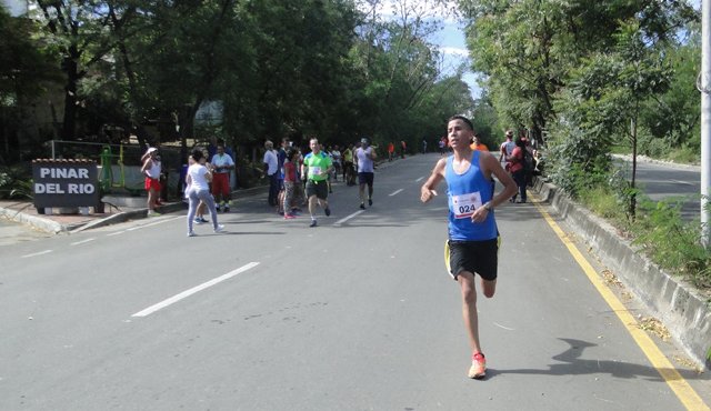 El atleta venezolano Luis Fonseca puso el ritmo en la carrera atlética del Día del Trabajo que se disputó ayer en Pinar del Río, adjudicándose la prueba. Cortesía