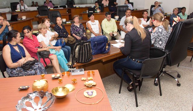 En el recinto del concejo fueron presentadas algunas muestras de los trabajos que producen los artesanos locales, las mismas que se esperan sean exhibidas en las vitrinas nacionales e internacionales. La Opinión