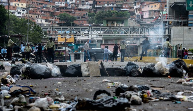 La oposición trancó varias calles en rechazo a la convocatoria del presidente Nicolás Maduro de una Constituyente, protestas que nuevamente terminaron en disturbios y en un tiroteo en el este de Caracas. AFP