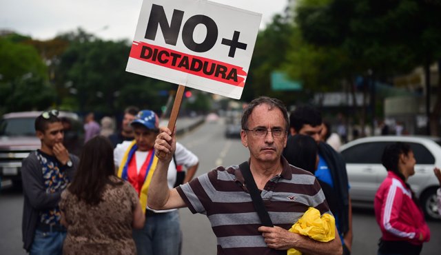 En este mes de protestas, muchos comercios y escuelas se han mantenido cerrados y algunas instituciones y empresas trabajan a media marcha. AFP