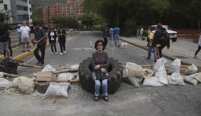 Dirigentes opositores pidieron levantar los bloqueos a media mañana, pero muchos se mantuvieron. AP