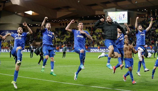 Los jugadores de la Juventus festejan tras vencer 2-0 a Mónaco en la Liga de Campeones el miércoles, 3 de marzo de 2017, en Mónaco. AP