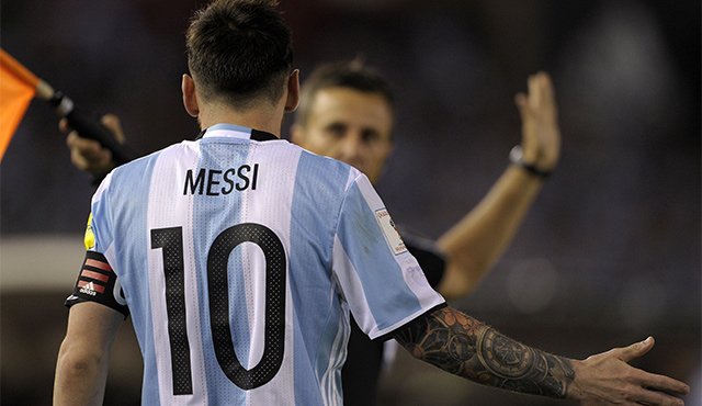 El astro argentino ya había cumplido con el primero de sus cuatro partidos de suspensión. AFP