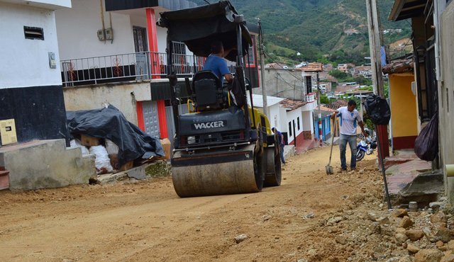 El proyecto Plan calles bien busca pavimentar más de 35 vías durante 2017. Javier Sarabia