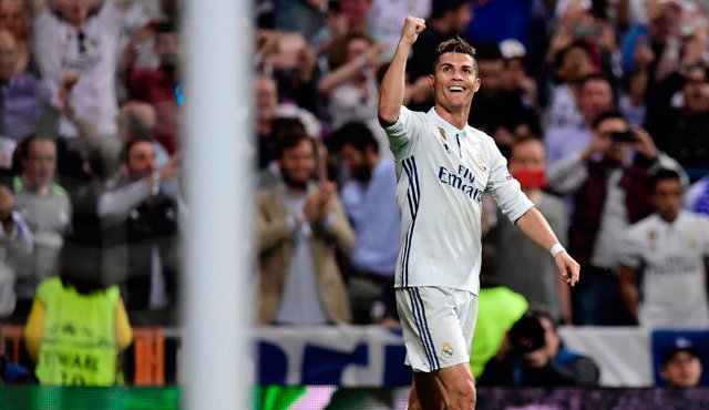 El entrenador del Real Madrid, Zinedine Zidane, asegura que Ronaldo está cerca de ganar el quinto Balón de Oro. Archivo La Opinión