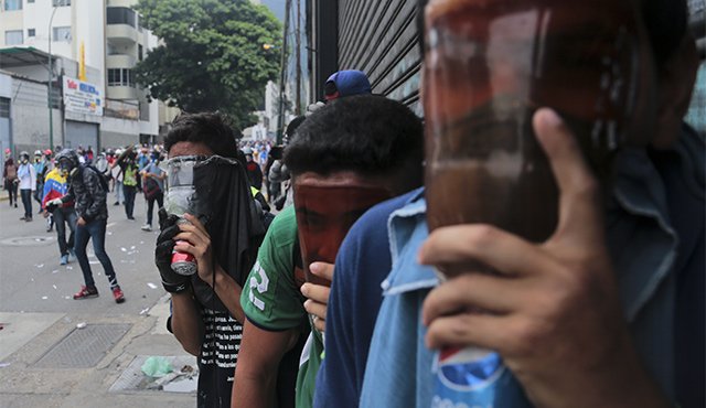 Una veintena de personas resultaron lesionadas el jueves durante las protestas. AP