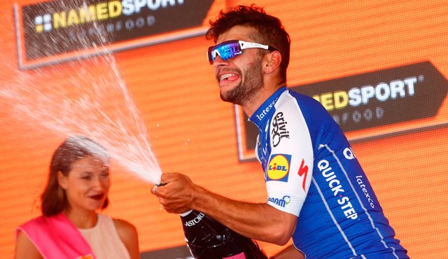 Gaviria, es el cuarto corredor colombiano que viste la 'maglia' rosa en el Giro. AFP