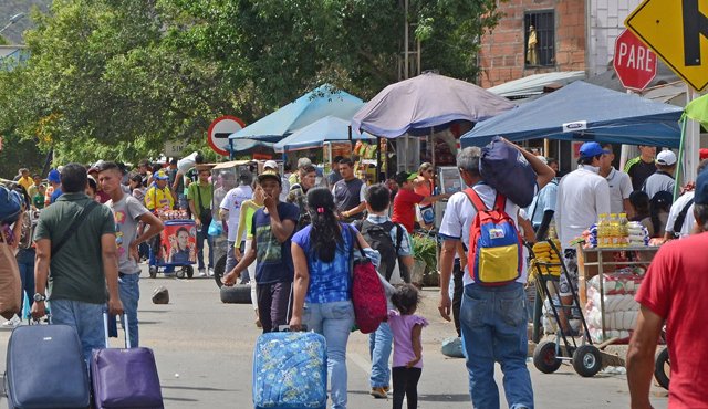 De acuerdo con la política migratoria peruana, el objetivo es que las personas procedentes de Venezuela estén legalmente en el país y de esta manera puedan tener los derechos de cualquier ciudadano, pero tambien cumplir con los deberes que también tienen todos. Archivo