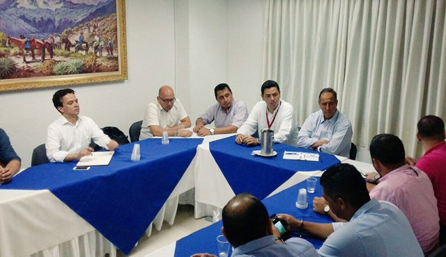 Hermes García, alcalde de convención, y otros mandatarios del Catatumbo aprovecharon la visita a Cúcuta de Juan Camilo Restrepo, para darle a conocer sus preocupaciones frente al acuerdo de paz con las Farc y pedir que esto no se repita con el Eln. Cortesía
