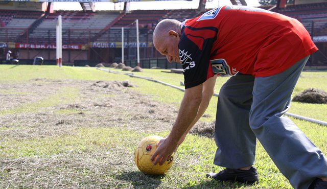 Néstor Orlando ‘El Mono’ Puerto dejó su marca registrada en el emblemático estadio General Santander, al anotar el primer gol olímpico, hace 46 años, en el arco del costado sur. Archivo