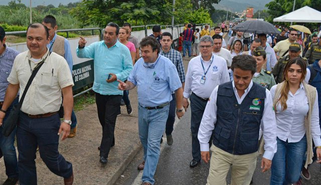 El defensor del Pueblo, Carlos Alfonso Negret, estuvo recorriendo ayer el puente internacional Simón Bolívar, que comunica a Villa del Rosario con San Antonio, para conocer la situación de quienes cruzan el paso limítrofe. Edinsson Figueroa