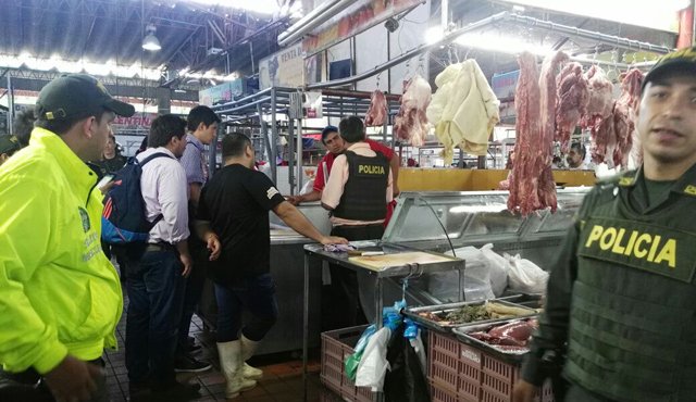 Las autoridades allanaron ocho locales comerciales de venta de carne de contrabando. Policía