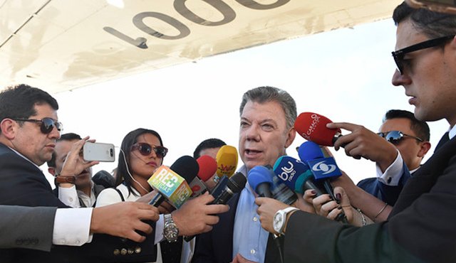 Juan Manuel Santos a su llegada a la base de la Fuerza Aérea Andrews, Estado de Meryland, Estados Unidos. Colprensa