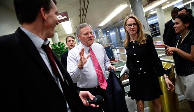 El presidente del comité senatorial de Inteligencia Richard Burr (centro) dijo que el exasesor de Seguridad Nacional, Michael Flynn, no estaba cooperando con la investigaciónsobre la interferencia rusa en las elecciones presidenciales. AFP