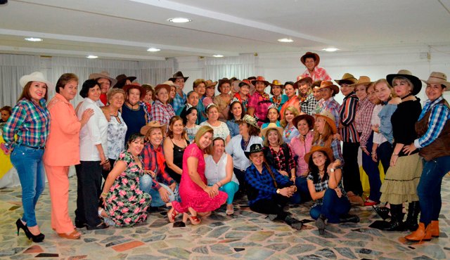 La mayoría de cumpleañeras fue vestida de vaqueras. Cortesía