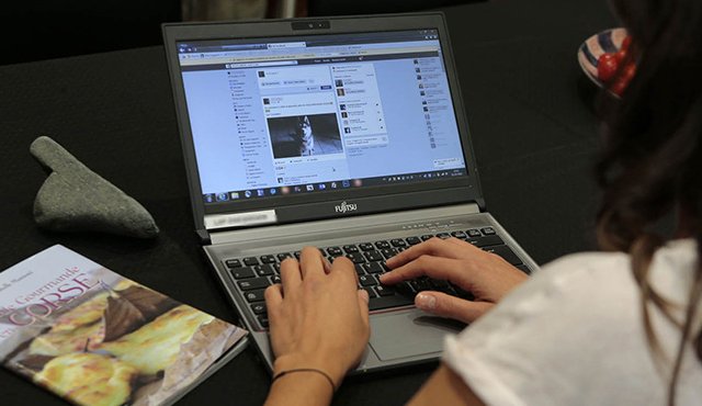 La compañía liderada por Marc Zuckerberg paga este año un sueldo promedio mensual de US$8.000 a los pasantes, además de otros beneficios como: transporte, comida gratis, snacks, y alojamiento con baño propio. Archivo