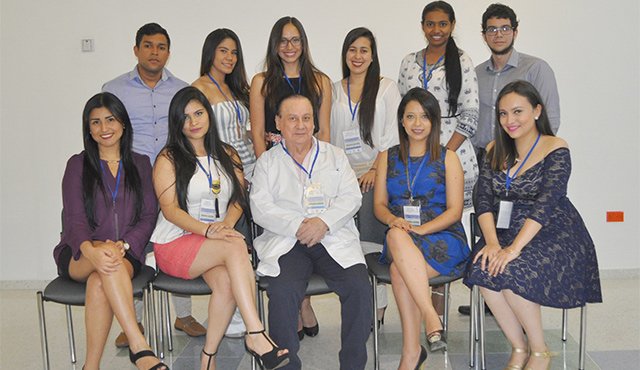 Carlos Polo, Ana María Castro, Fernanda Rueda, Laura Ramírez, Lorena Palomino y Santiago Durán. Sentados: Paola Manjarrez, Karen Gómez, Edgar Salgar Villamizar, Sara Delgado y Vivian Rodríguez. Cortesía
