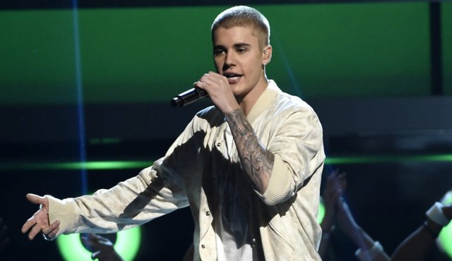 Bieber, de 23 años, está también acusado por haberse retirado del lugar junto con su comitiva sin pagar lo que habían consumido AP