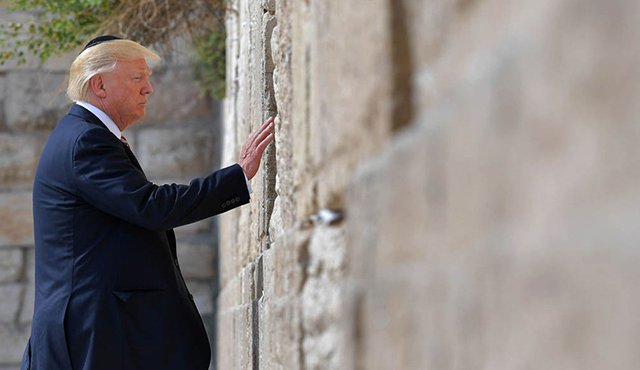Donald Trump vislumbró ayer la complejidad de la situación en Jerusalén al visitar el Santo Sepulcro, el lugar más santo del cristianismo, y el Muro de los Lamentos, el sitio más sagrado para los judíos. AFP