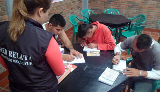 Los internos de la cárcel de Pamplona participan en el taller Rayuela. La docente, Johanna Rozo, impulsa la escritura creativa. Roberto Ospino