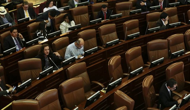 En el Congreso se ha vuelto costumbre el ausentismo, incluso, en los debates de mayor trascendencia para el país, por lo que el uribismo impulsa una ley para castigar esta práctica. Archivo