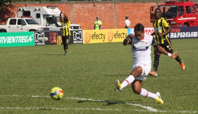 Momento en el que Henry Hernández remata para conseguir el primer gol del Cúcuta frente a Alianza Petrolera. Archivo