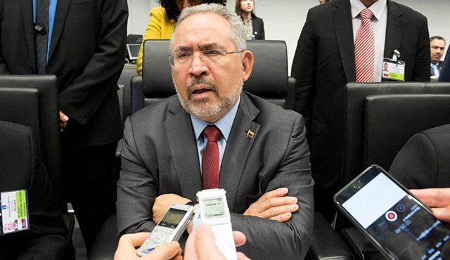 Nelson Martínez, ministro venezolano del Petróleo, dijo que el sector petrolero funciona con normalidad, durante la reunión que sostuvo ayer con los miembros de la OPEP. AFP