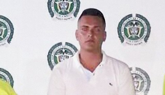 Los uniformados sorprendieron al detenido cuando tomaba cerveza con otras personas en un establecimiento comercial. Cortesía
