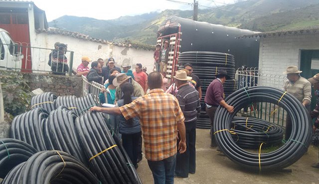La Alcaldía de Chitagá entregó tubería, mangueras, tanques y materiales para cinco acueductos. Roberto Ospino